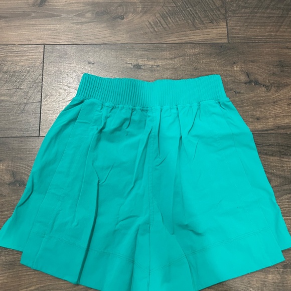 Lululemon Size XXS Green Shorts Five Inch Inseam - Picture 2 of 3